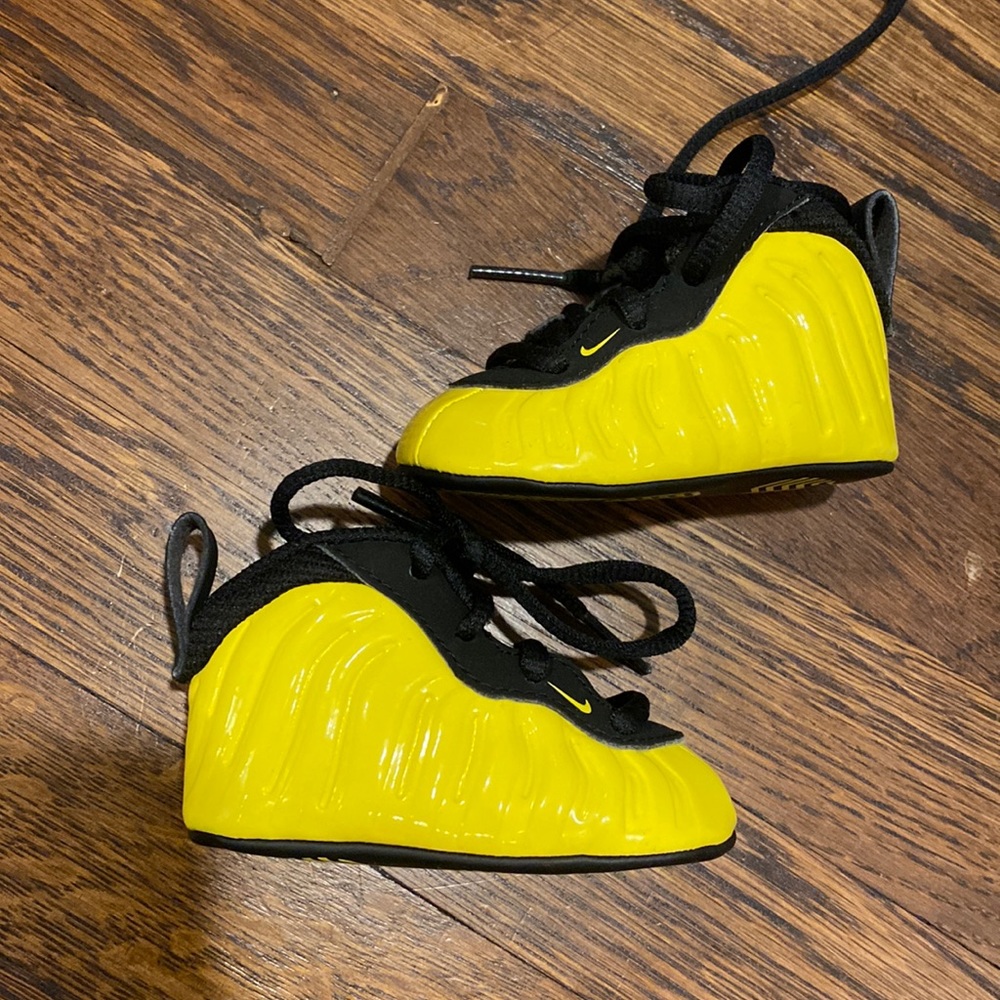 Nike lil’ posite yellow